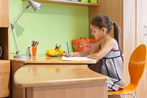 enfant assis a un bureau