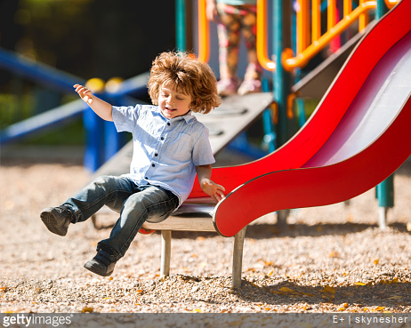 Zoom sur les consignes de sécurité concernant les portiques de jardin et les jeux extérieurs pour enfant.