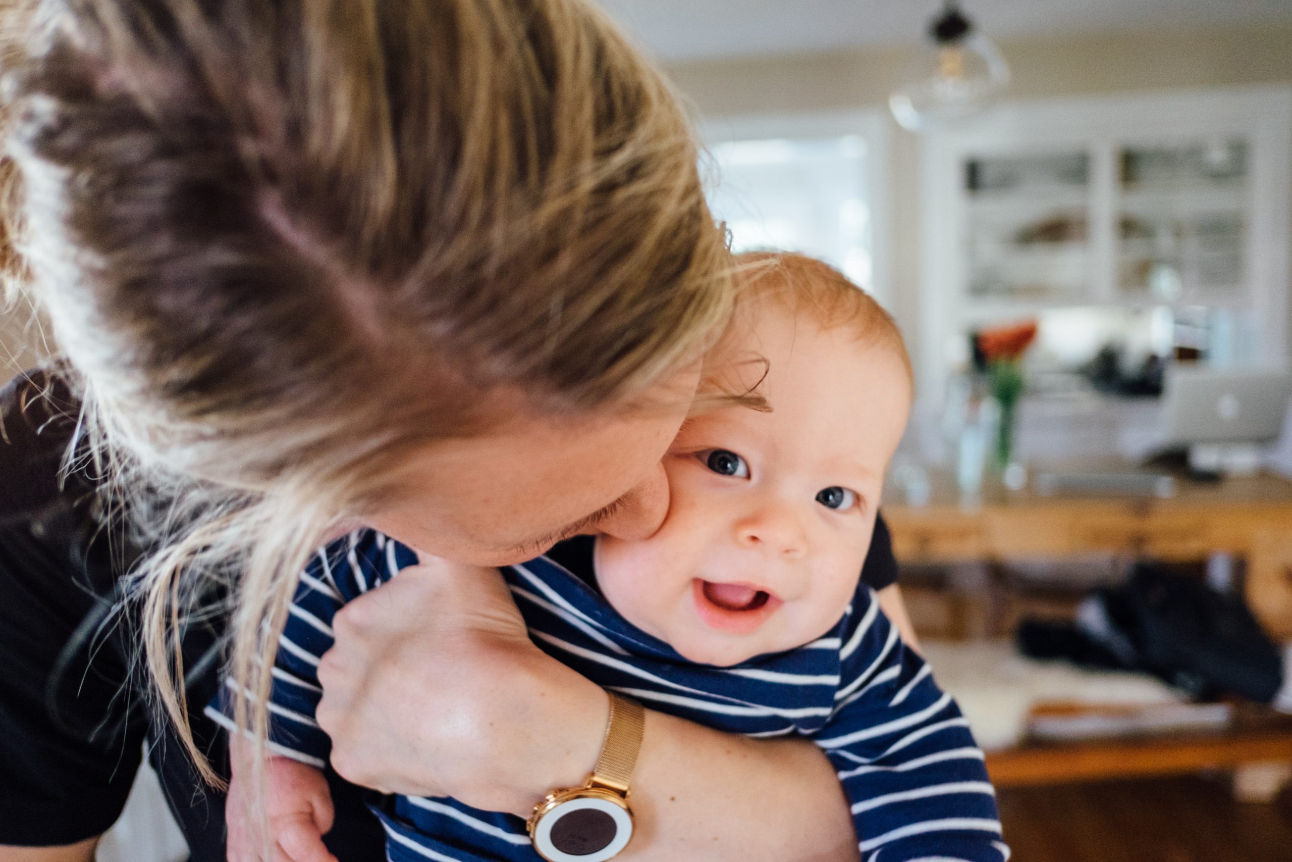 Maman qui embrasse son bébé