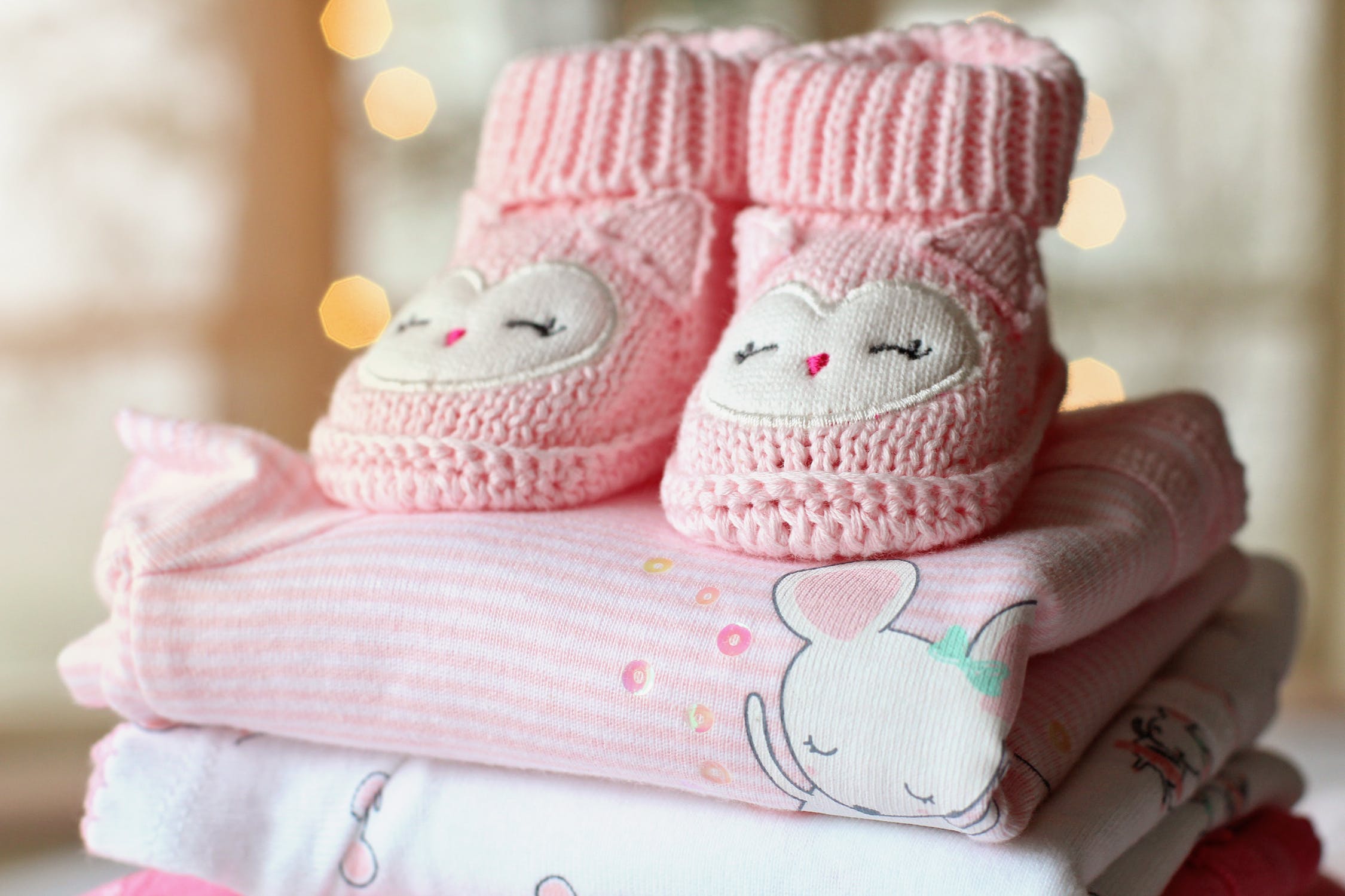 Vêtements pour bébé offerts grâce à la liste de naissance