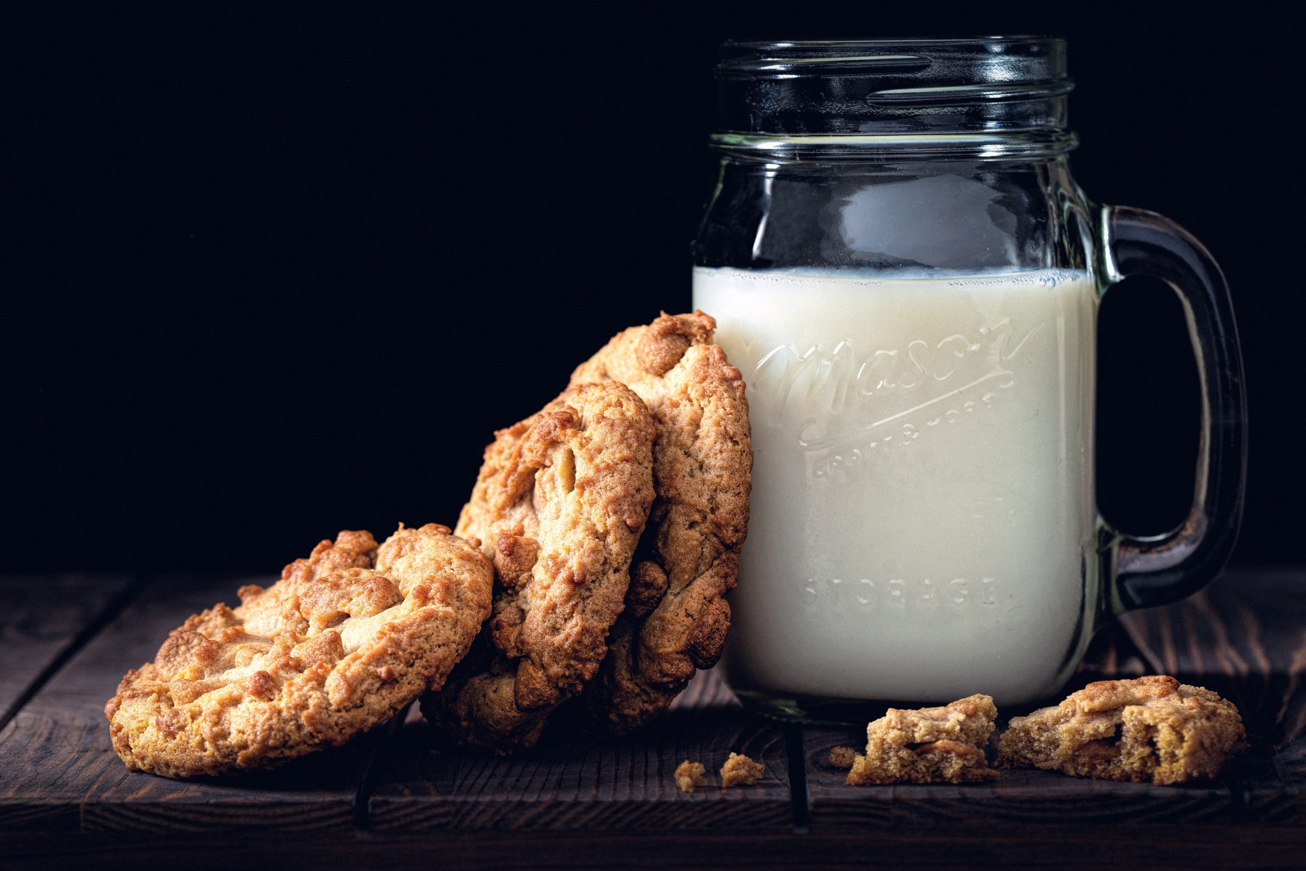 cookies et petite jarre avec du lait