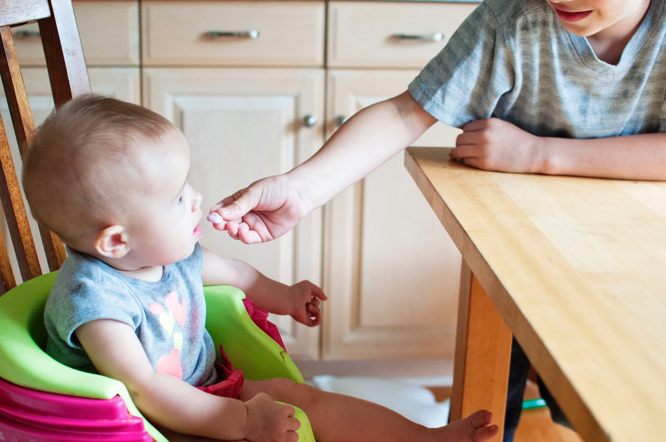 Bébé qui prend son repas dans sa chaise haute