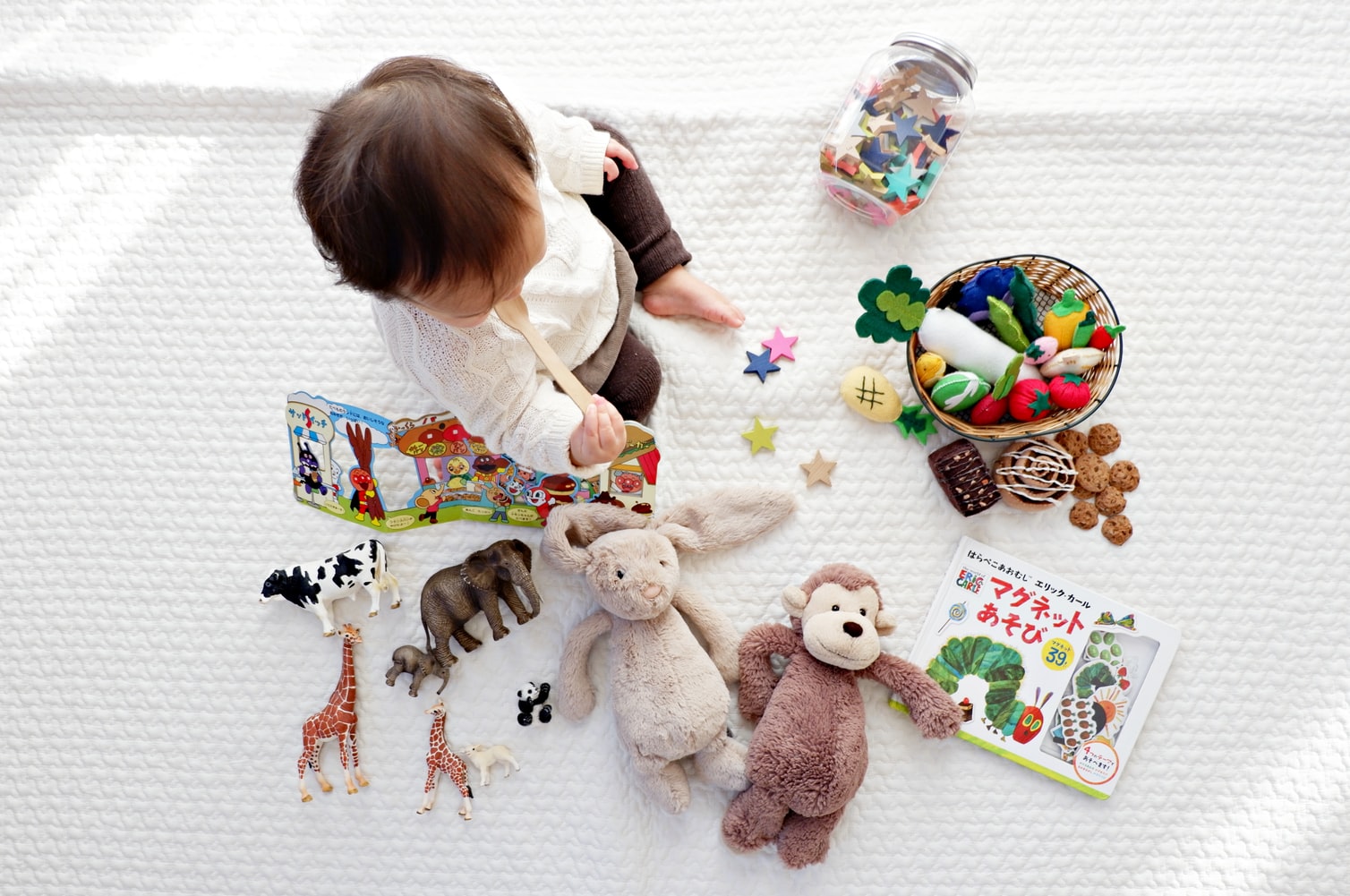Enfant qui joue avec des jouets utiles à son développement psychomoteur