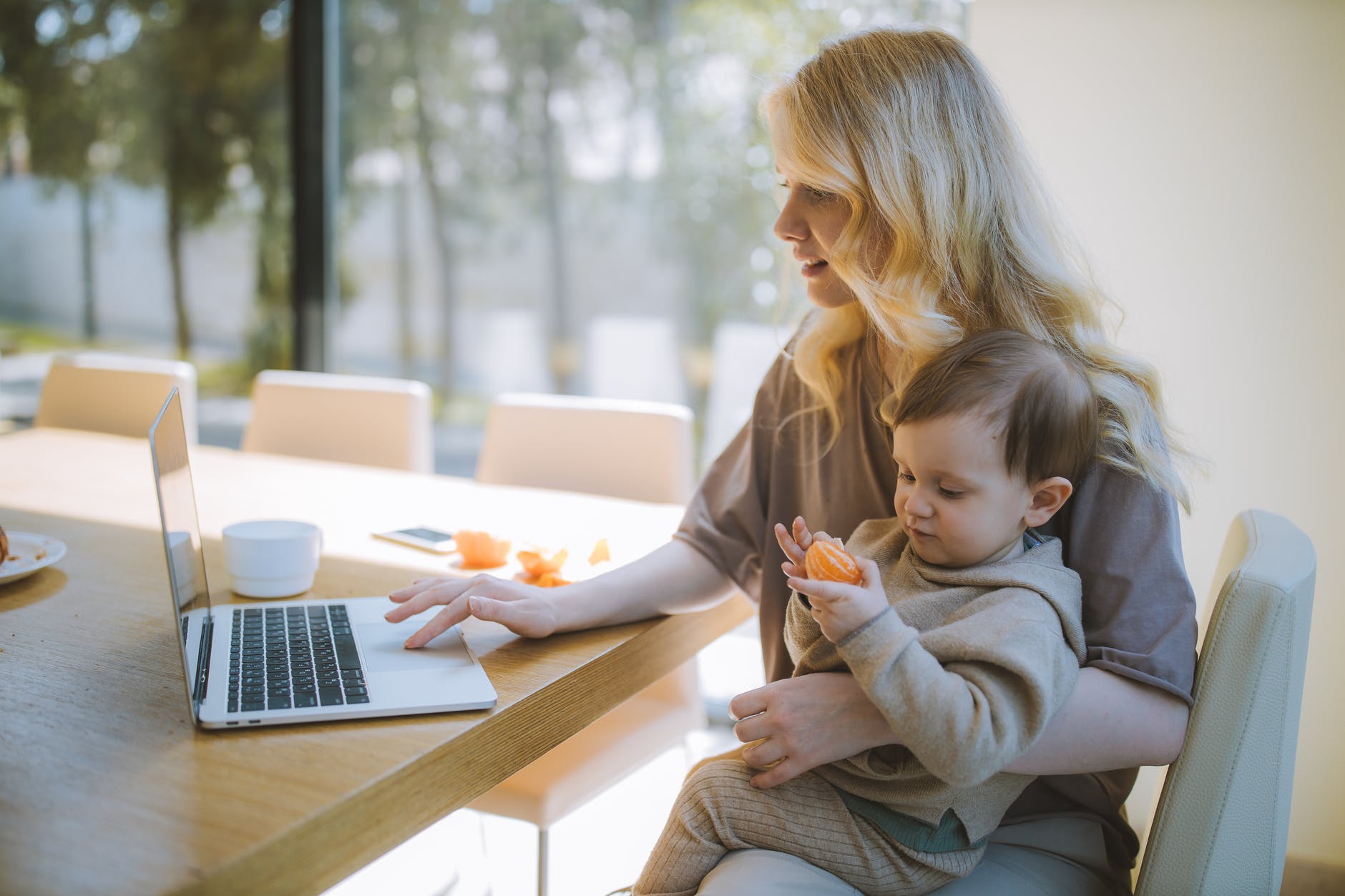 Comment profiter d&rsquo;une soirée en amoureux sans culpabiliser après la naissance de bébé ?