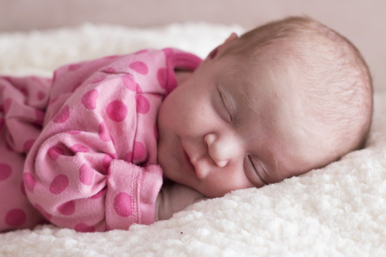 Des astuces pour faire dormir bébé dans son lit